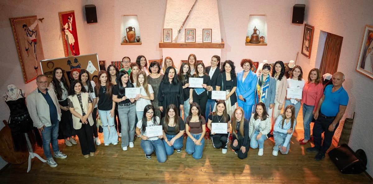 BGonxhja's tweet photo. 🌟 Rinia krijon, tradita udhëheq! 

Shkollat profesionale nga Shkodra, Tirana dhe Elbasani sollën një spektakël veshjesh frymëzuar nga xhubleta. Ky event final tregoi fuqinë e edukimit profesional dhe trashëgimisë kulturore. 

Faleminderit të gjithëve që e bënë të mundur! 🇦🇱 https://t.co/orskabXTEq