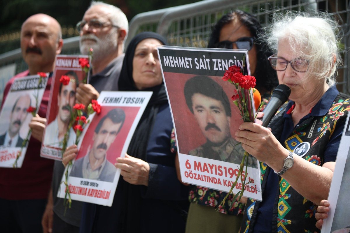 36 yaşındaki Mehmet Sait Zengin, Midyat’ta yaşayan bir esnaftı. HADEP üyesiydi. Güvenlik güçlerinin tehditleri altında yaşayan Zengin, sürekli olarak takip ediliyor, gözaltına alınıyor ve işkenceye maruz kalıyordu.
#CumartesiAnneleri1053Hafta