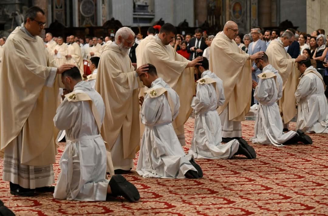 CatecheseO's tweet photo. #Caté_News : Vatican 🇻🇦
Ce n'est qu'avec un témoignage crédible que "nous reconstruirons la crédibilité d'une Église blessée, envoyée à une humanité blessée, au sein d'une création blessée". Ainsi s'exprimait le Pape Léon XIV lors de la Messe d'ordination de 11 nouveaux prêtres. https://t.co/X4KLjxyjmY