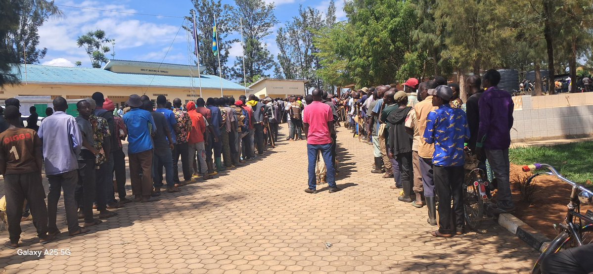 Rwimbogo Sector (@rwimbogo_secto) on Twitter photo Nyuma yโumuganda, hatanzwe ubutumwa:
-Ku mutekano cyane no kwita ku bikorwa remezo no kwita ku marondo
-Isuku n'isukura
-Kwirinda kuvogera ishyamba rya Gisirikali rya Gabiro
Nyuma y'ubutumwa bwatanzwe, habaye amatora y'inzego za <a href="/pamrwanda/">Pan African Movement</a> kuva ku mudugudu kugera ku kagari. Nyuma yโumuganda, hatanzwe ubutumwa:
-Ku mutekano cyane no kwita ku bikorwa remezo no kwita ku marondo
-Isuku n'isukura
-Kwirinda kuvogera ishyamba rya Gisirikali rya Gabiro
Nyuma y'ubutumwa bwatanzwe, habaye amatora y'inzego za <a href="/pamrwanda/">Pan African Movement</a> kuva ku mudugudu kugera ku kagari.