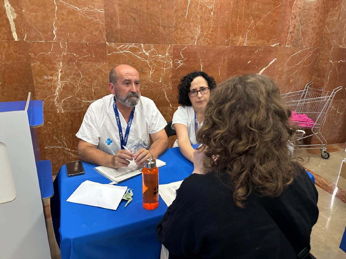 Avui és el #DiaMundialSenseTabac 💨🚫
A #VallHebron ens hi sumem un any més per promoure entorns lliures de fum.

Ahir vam fer espirometries, vam repartir pomes i flors 🍎🌸 i vam recordar una dada:
🕯️ 10.000 persones moren cada any a Catalunya pel tabac.