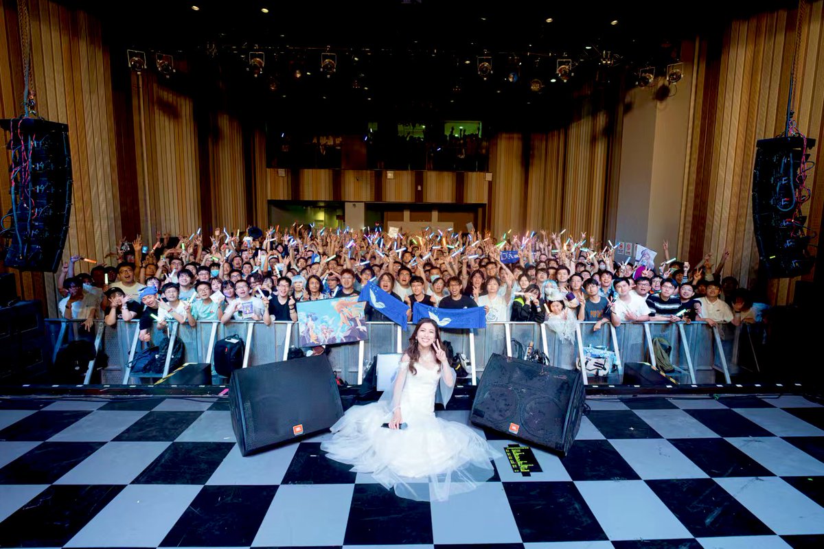 Liabobo3's tweet photo. 上海のみんな、温かく迎えてくれてありがとう🩷みんなで私の曲を沢山一緒に歌ってくれてびっくりしたよ🥰みんながこんなに知ってくれているなんて…とっても心が温まりました♪また会える日を楽しみにしてるね😘さあ、明日は広州です☆
#上海
#Lia25thaniversarytour https://t.co/VUg1yKkxOE