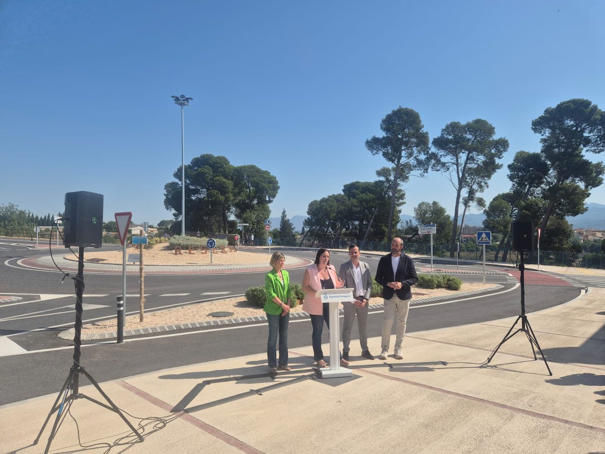 Dipta_cat's tweet photo. 🚗🚲🏃🏻‍♂️ La carretera que connecta #Roquetes amb els #Reguers és més segura i còmoda per a vehicles, ciclistes i vianants. Avui la presidenta @Dipta, @nllaurado , acompanyada de la diputada @irccid i els alcades @AjRoquetes  i @Tortosa han inaugurat les obres de millora https://t.co/6bSMeULYmw