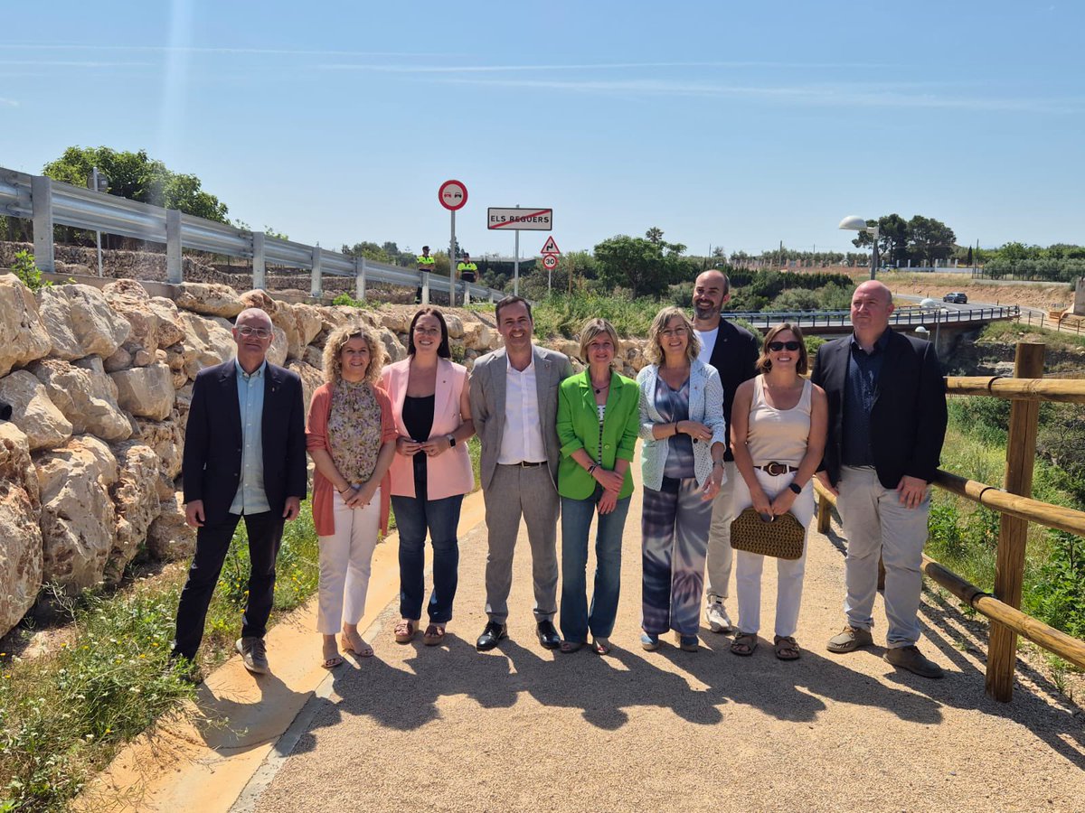 Dipta_cat's tweet photo. 🚗🚲🏃🏻‍♂️ La carretera que connecta #Roquetes amb els #Reguers és més segura i còmoda per a vehicles, ciclistes i vianants. Avui la presidenta @Dipta, @nllaurado , acompanyada de la diputada @irccid i els alcades @AjRoquetes  i @Tortosa han inaugurat les obres de millora https://t.co/6bSMeULYmw