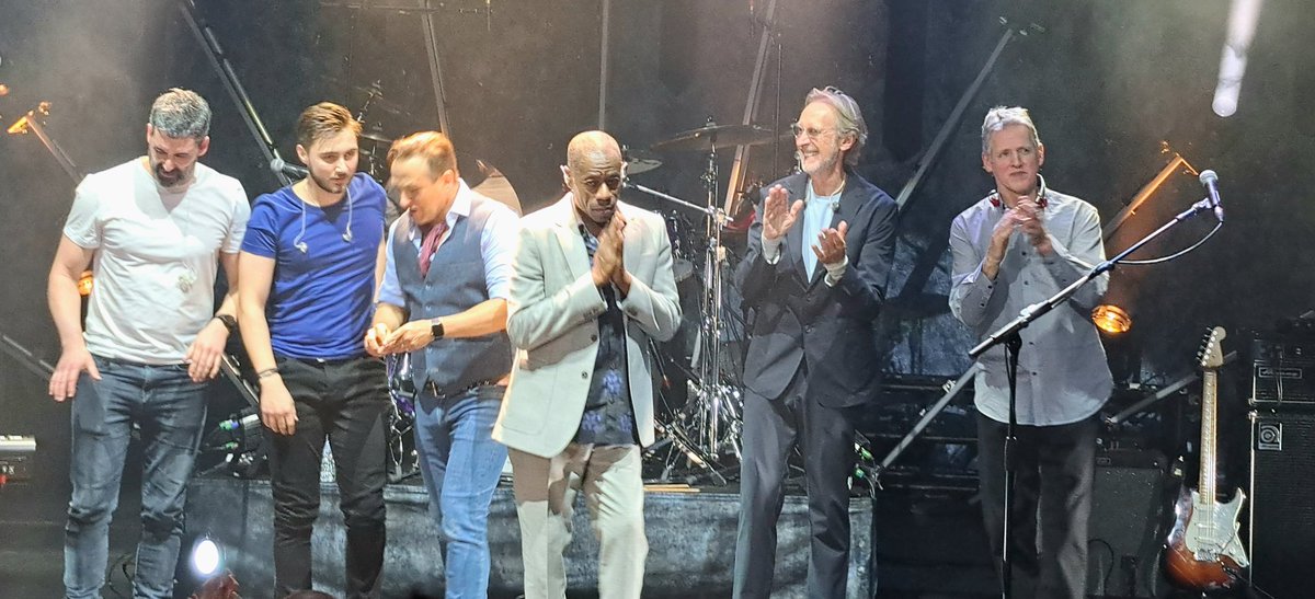 <a href="/DailyPicTheme2/">Daily Picture Theme</a> #applaud Mike and the Mechanics applauding the applauders