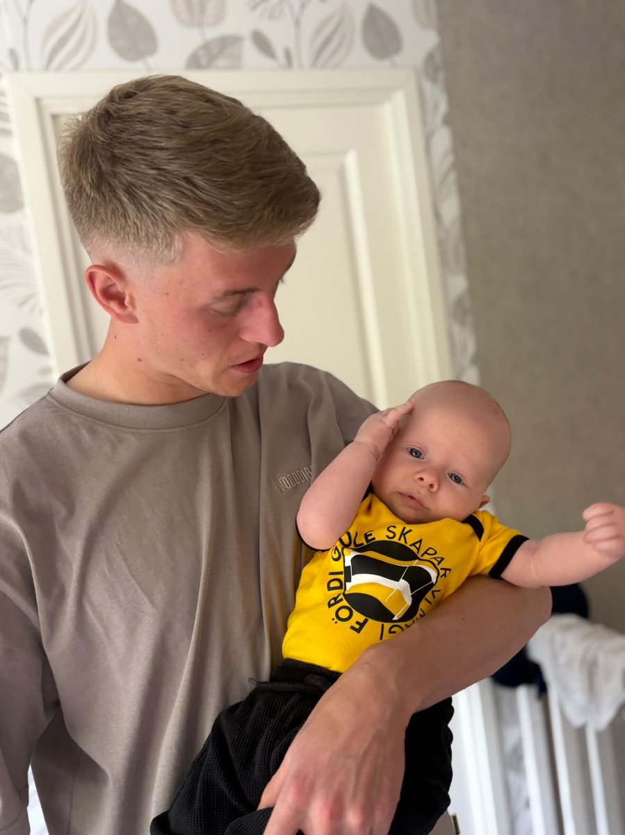 Gör som Berra, klä din unge i gult! Finns i luckan och i webbshopen! 

guliganerna.shop.textalk.se/group-275639/b…

Berra och Levi hälsar - Krossa Bajen!