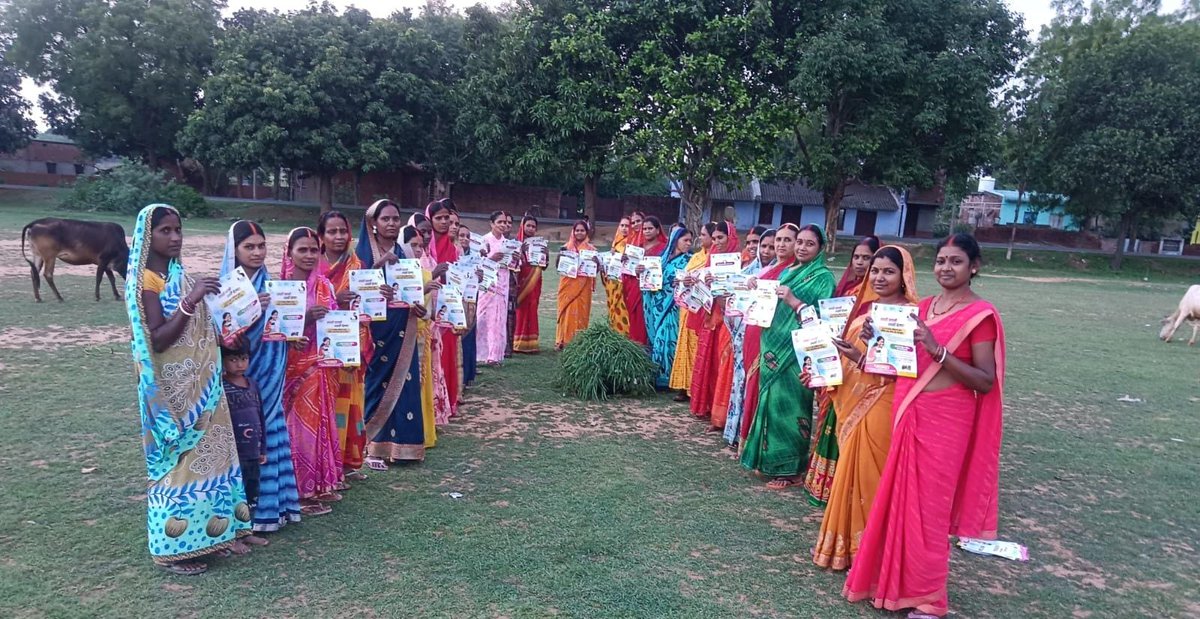 onlineJSLPS's tweet photo. राज्य भर में सखी मंडल की महिलाओं के साथ सोशल मीडिया अभियान के तहत बैठक आयोजित हुई। इसमें महिलाओं को जेएसएलपीएस के सोशल मीडिया प्लेटफॉर्म से जोड़ा गया। 
झलकियां सरायकेला खरसावां एवं जामताड़ा  से...

#FollowJSLPS #JSLPSonSocialMedia

@MoRD_GoI @DAY_NRLM 
@HemantSorenJMM @DipikaPS 
@DCseraikella @dcjamtara