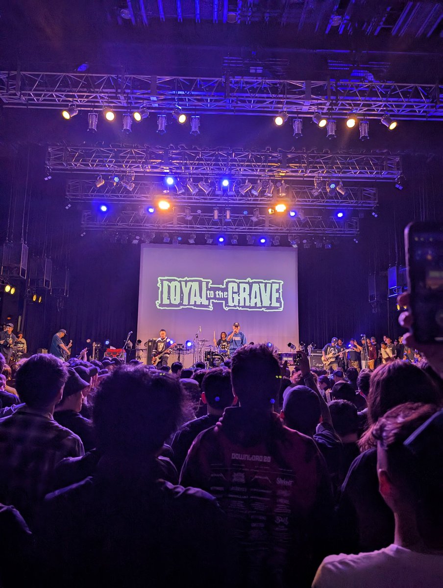 NYHCSWORNENEMY's tweet photo. ロイヤル、安定のカッコよさ❗😎 #ROYALTOTHEGRAVE #bloodaxefestival #bloodaxe #ハードコアバンド https://t.co/Q3CVjYNlZa