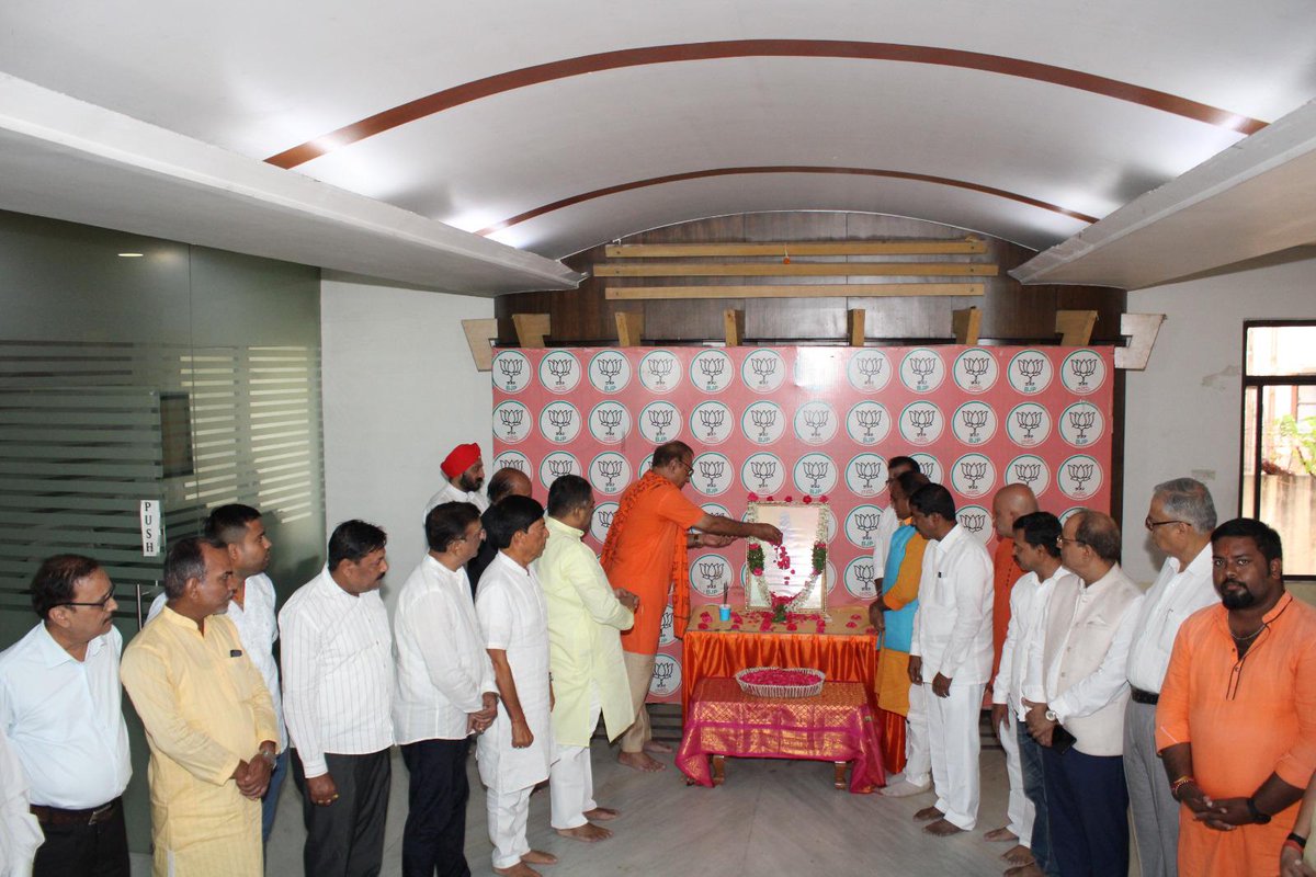 BJP Telangana (@bjp4telangana) on Twitter photo రాజమాత ఆహిల్యాబాయి హోల్కర్ త్రిశతి జయంతి ఉత్సవాలను పురస్కరించుకొని హైదరాబాద్ బిజెపి రాష్ట్ర కార్యాలయంలో ఆహిల్యాబాయి గారి చిత్రపటానికి పూలమాలలు వేసి నివాళులర్పించిన బిజెపి రాష్ట్ర సంస్థాగత ప్రధాన కార్యదర్శి శ్రీ <a href="/chshekharbjp/">Chandrashekhar</a> గారు.
ఈ కార్యక్రమంలో బిజెపి రాష్ట్ర కోశాధికారి శ్రీ రాజమాత ఆహిల్యాబాయి హోల్కర్ త్రిశతి జయంతి ఉత్సవాలను పురస్కరించుకొని హైదరాబాద్ బిజెపి రాష్ట్ర కార్యాలయంలో ఆహిల్యాబాయి గారి చిత్రపటానికి పూలమాలలు వేసి నివాళులర్పించిన బిజెపి రాష్ట్ర సంస్థాగత ప్రధాన కార్యదర్శి శ్రీ <a href="/chshekharbjp/">Chandrashekhar</a> గారు.
ఈ కార్యక్రమంలో బిజెపి రాష్ట్ర కోశాధికారి శ్రీ