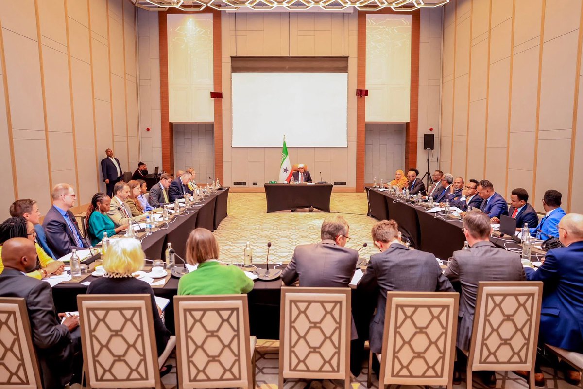 IbraM2035's tweet image. The international community has grown weary of Somalia’s endless appeals for aid. In contrast, over 20 ambassadors are now meeting with the President of #Somaliland a democratically elected leader who seeks genuine partnerships, not to hand out charity, but to explore strategic…