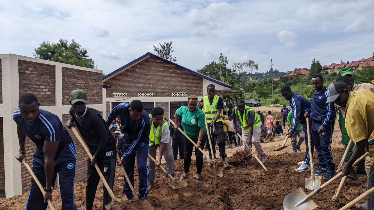 RYVCP_Gasabo's tweet photo. Uyu munsi mu Mirenge igize @Gasabo_District, @RwandaYouthVol1 twifatanyije n'abatuye aka karere mu muganda rusange usoza ukwezi kwa 5. "Gukunda Igihugu ni ihame dukomeyeho" @RwandaLocalGov @Rwandapolice @CityofKigali https://t.co/U7sIsb6CFC