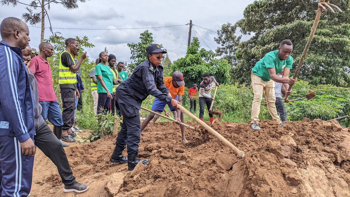 RYVCP_Gasabo's tweet photo. Uyu munsi mu Mirenge igize @Gasabo_District, @RwandaYouthVol1 twifatanyije n'abatuye aka karere mu muganda rusange usoza ukwezi kwa 5. "Gukunda Igihugu ni ihame dukomeyeho" @RwandaLocalGov @Rwandapolice @CityofKigali https://t.co/U7sIsb6CFC