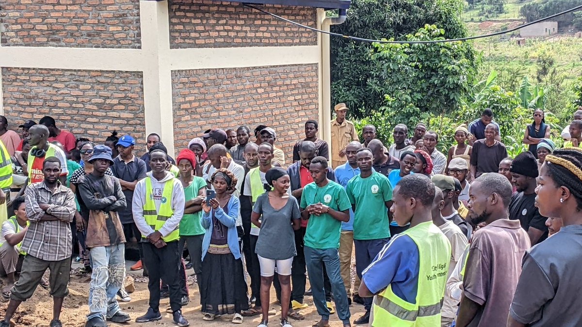RYVCP_Gasabo's tweet photo. Uyu munsi mu Mirenge igize @Gasabo_District, @RwandaYouthVol1 twifatanyije n'abatuye aka karere mu muganda rusange usoza ukwezi kwa 5. "Gukunda Igihugu ni ihame dukomeyeho" @RwandaLocalGov @Rwandapolice @CityofKigali https://t.co/U7sIsb6CFC