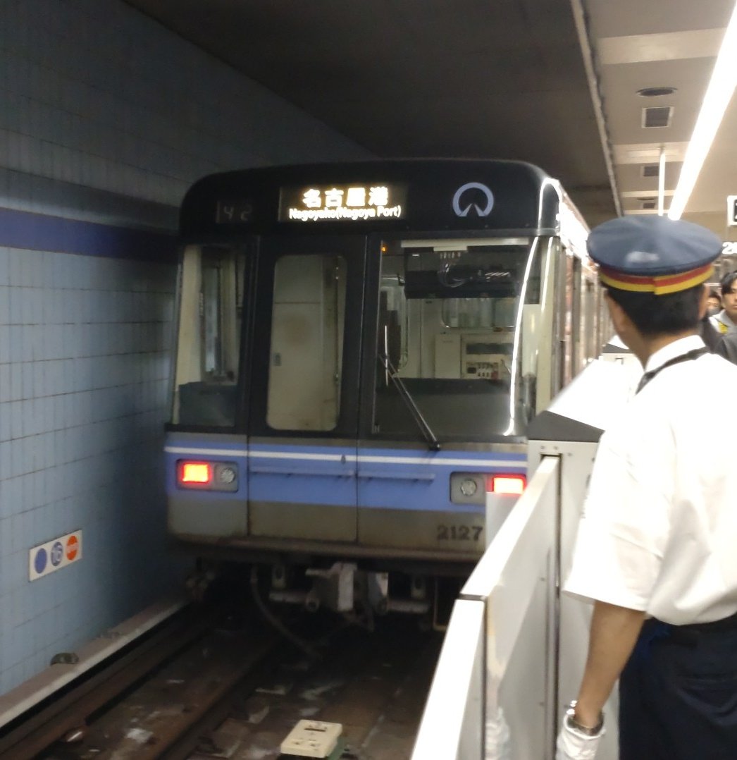 #nsub 名港線
42キ 2127H
 ※名港水上芸術花火開催に伴う臨時列車

写真ブレブレやんけ ゴミスマホが