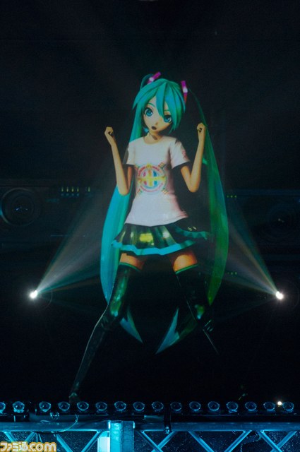 ゆめゆめで初音ミクが着てるTシャツはマジカルミライ2013の公式Tシャツ（ピンク）なんですが、これ当時初音ミクがアンコールで着たって事で、ライブ終わりにミクおじ達がこぞってピンクTを買い増ししたって裏話。
#初音ミクJPツアー2025