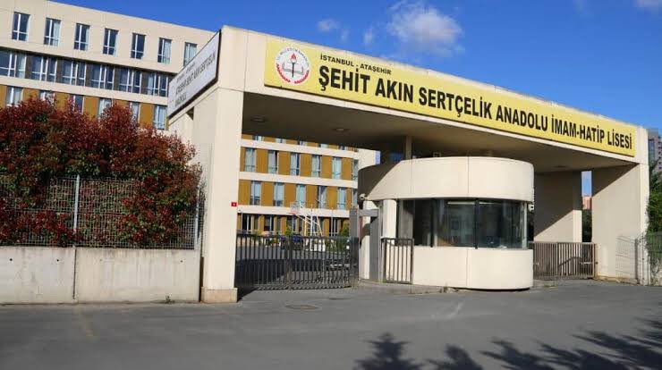 ozdogrua's tweet photo. Mayıs ayı boyunca İstanbul’da dört okulda TÜBİTAK Bilim Söyleşileri kapsamında ortaokul ve lise öğrencileriyle bir araya geldik. Emek veren öğretmen ve idarecilerimize teşekkür ederim. https://t.co/dqWYEVvV27 https://t.co/T6iFiwia0i