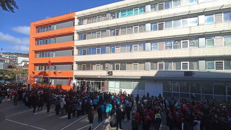 ozdogrua's tweet photo. Mayıs ayı boyunca İstanbul’da dört okulda TÜBİTAK Bilim Söyleşileri kapsamında ortaokul ve lise öğrencileriyle bir araya geldik. Emek veren öğretmen ve idarecilerimize teşekkür ederim. https://t.co/dqWYEVvV27 https://t.co/T6iFiwia0i
