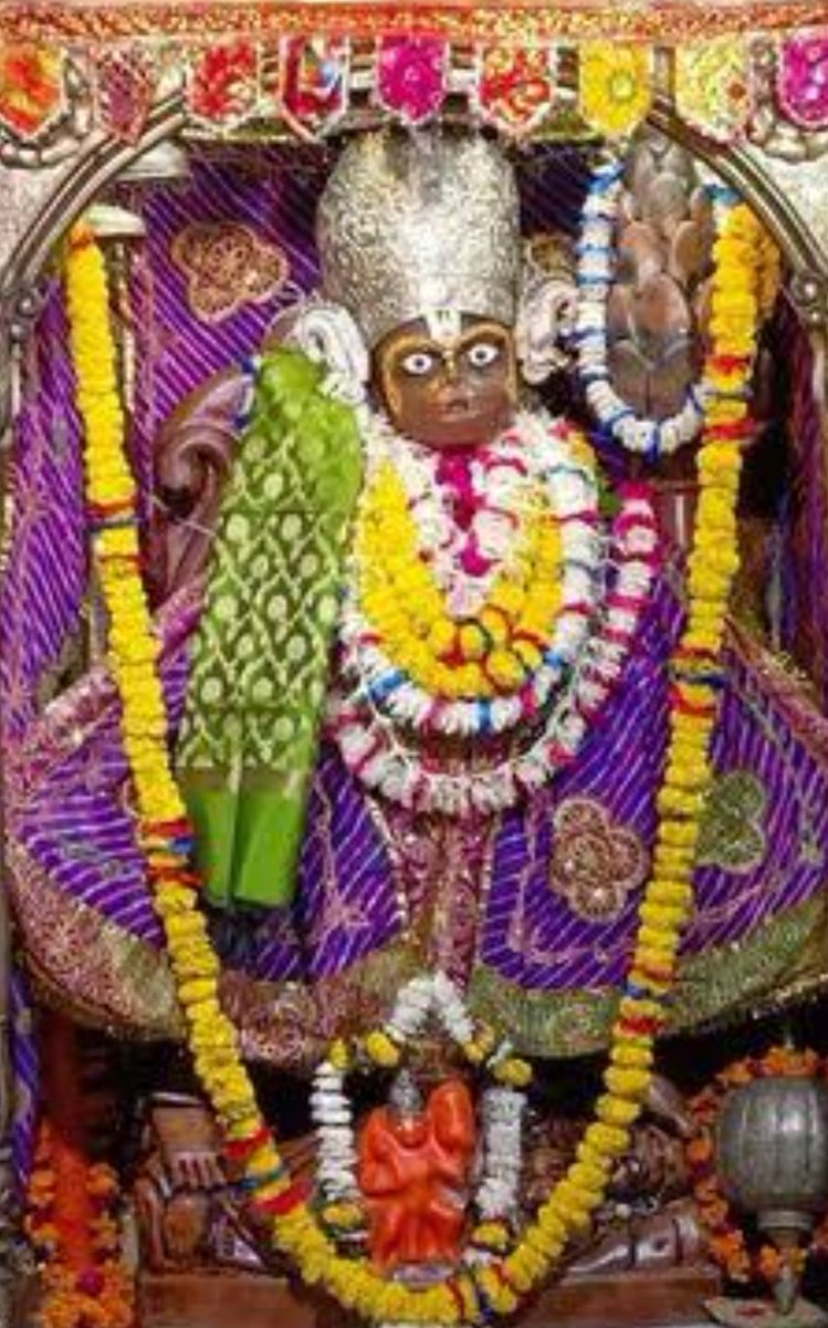 Jai bajrangbali 💐 🙏 
Customary Saturday post
Ps: offer meetha paan ( sweet betel leaf ) to hanuman ji and pray for good career opportunities and financial success. 
Pic credits: pinterest