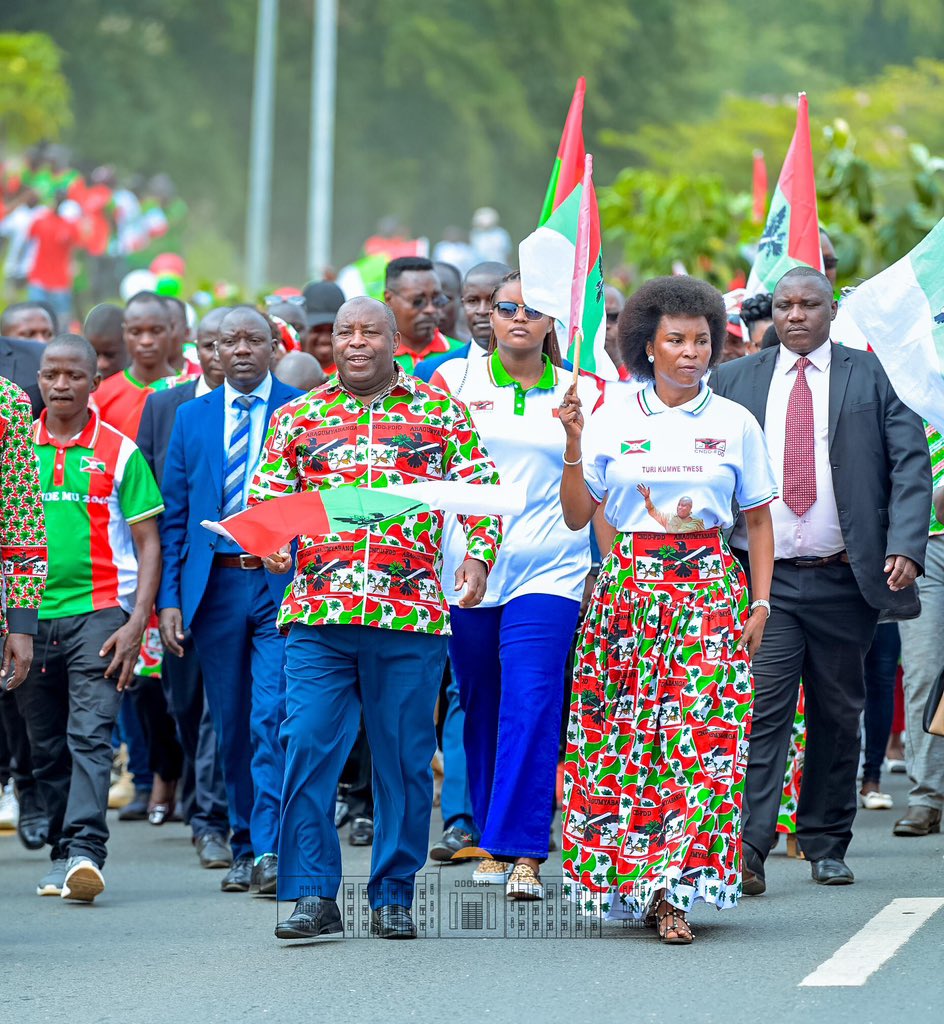 Ce 31/5, le Chef de l'Etat et Président du Conseil des Sages du @Cnddfdd, SE @Generalneva, accompagné de sa famille, s'est joint à une foule de Bagumyabangas en liesse,venue de la province élargie de #Bujumbura pour la campagne électorale, lui réservant un accueil exceptionnel