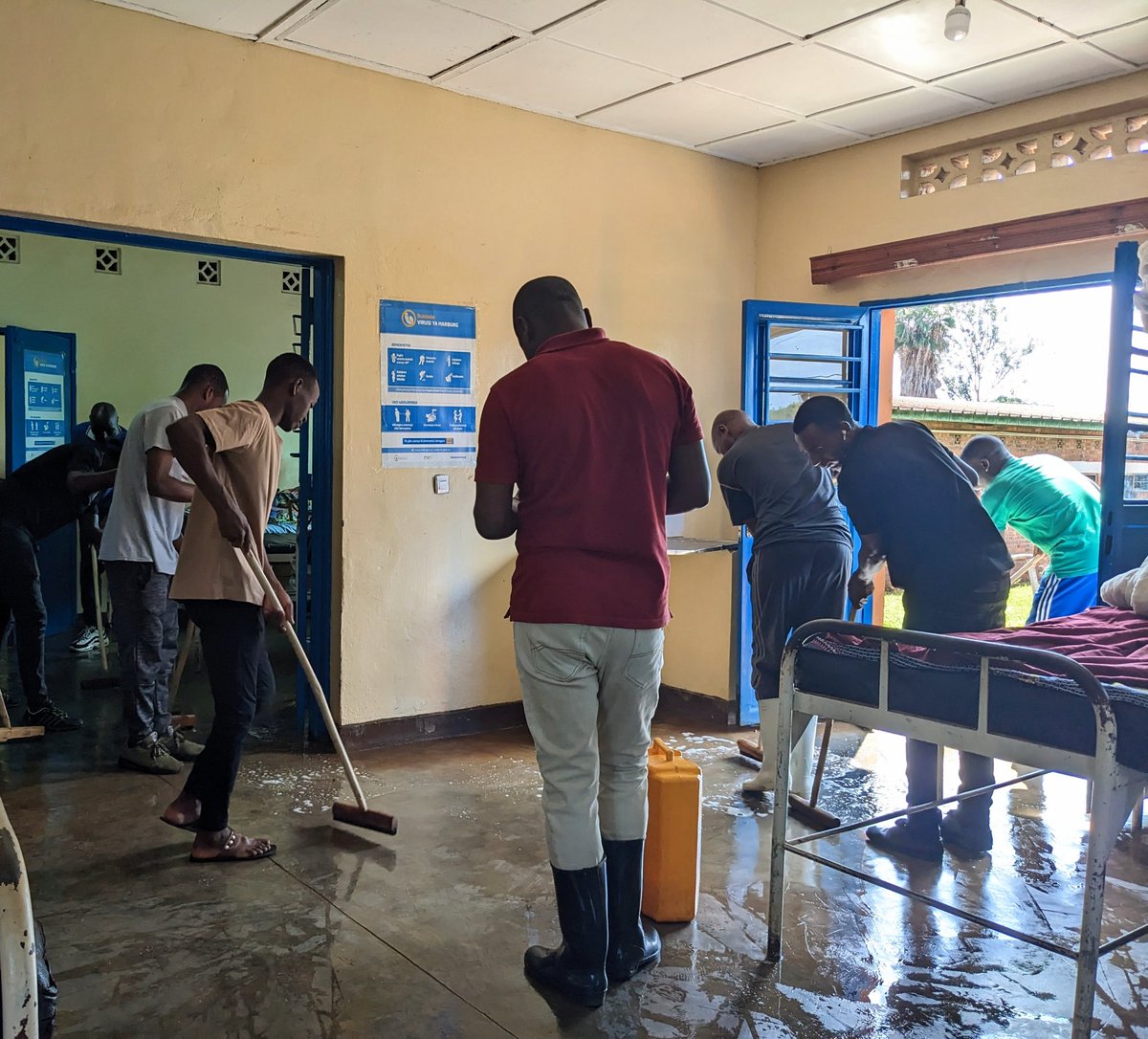Kuri uyu wa Gatandatu, abakozi b’Ibitaro bya Ngarama bitabiriye umuganda rusange usoza ukwezi kwa Gicurasi 2025, aho basukuye ibyumba binyuranye abarwayi barwariyemo, bagamije guteza imbere isuku n’imibereho myiza y’abarwayi.
<a href="/RwandaHealth/">Ministry of Health | Rwanda</a> <a href="/GatsiboDistrict/">Gatsibo District</a> <a href="/RBCRwanda/">Rwanda Biomedical Centre</a>