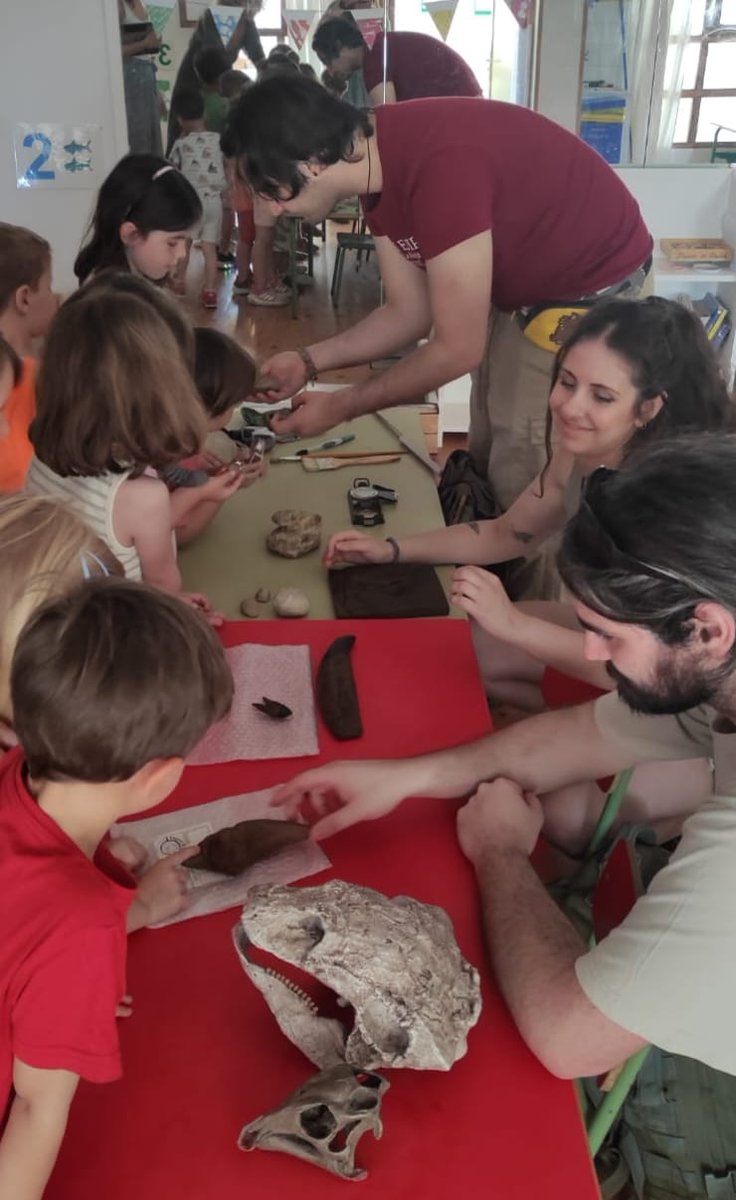toriceslab's tweet image. El jueves @MireSaurus , @BVisigodo y @plantidolfi6 estuvieron en el Colegio Los Peñascales en Las Rozas hablando con los más pequeños sobre #paleontología y #dinosaurios. Parece que aprendieron mucho y se lo pasaron muy bien! @geologicasUCM @unicomplutense