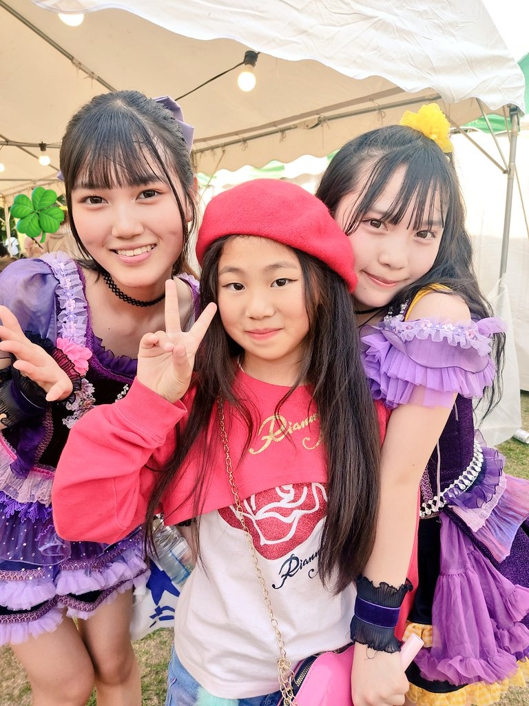 voodooさんに早めに会場入りしてた #しいの ちゃん💙と🤭
1部には  #カナ 🍑ちゃんと #JUNJUN も来てたけどママカメラ失敗😅

そして食事して帰ろうと歩いてたらぐうぜんおーちゃんに会って #リトビ ライブ教えてもらったから行ってきたよ😁
2人ともめーっちゃパワフルになってて楽しかった〜😆🍀
