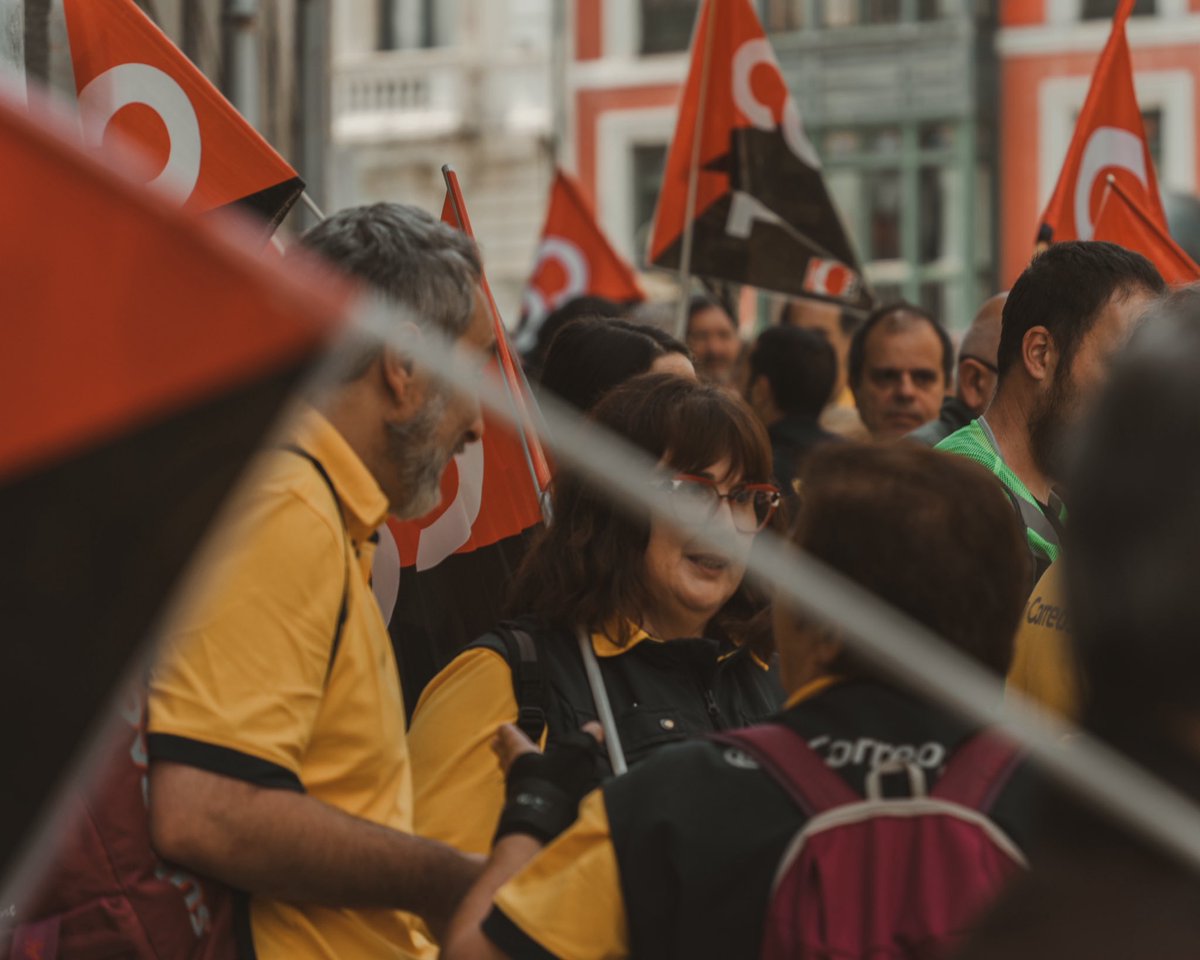 PhotoMiguelMiah's tweet photo. @oscar_puente_ Lxs trabajadorxs de correos luchan por sus trabajos, por un correo público y de calidad!
No pueden estar solos en esta lucha, no con un gobierno que se considera progresista.
@FACUA @josevico4 @JesusCintora @SIntxaurrondo @CGT @MananerosTVE https://t.co/pUihsDIeuP