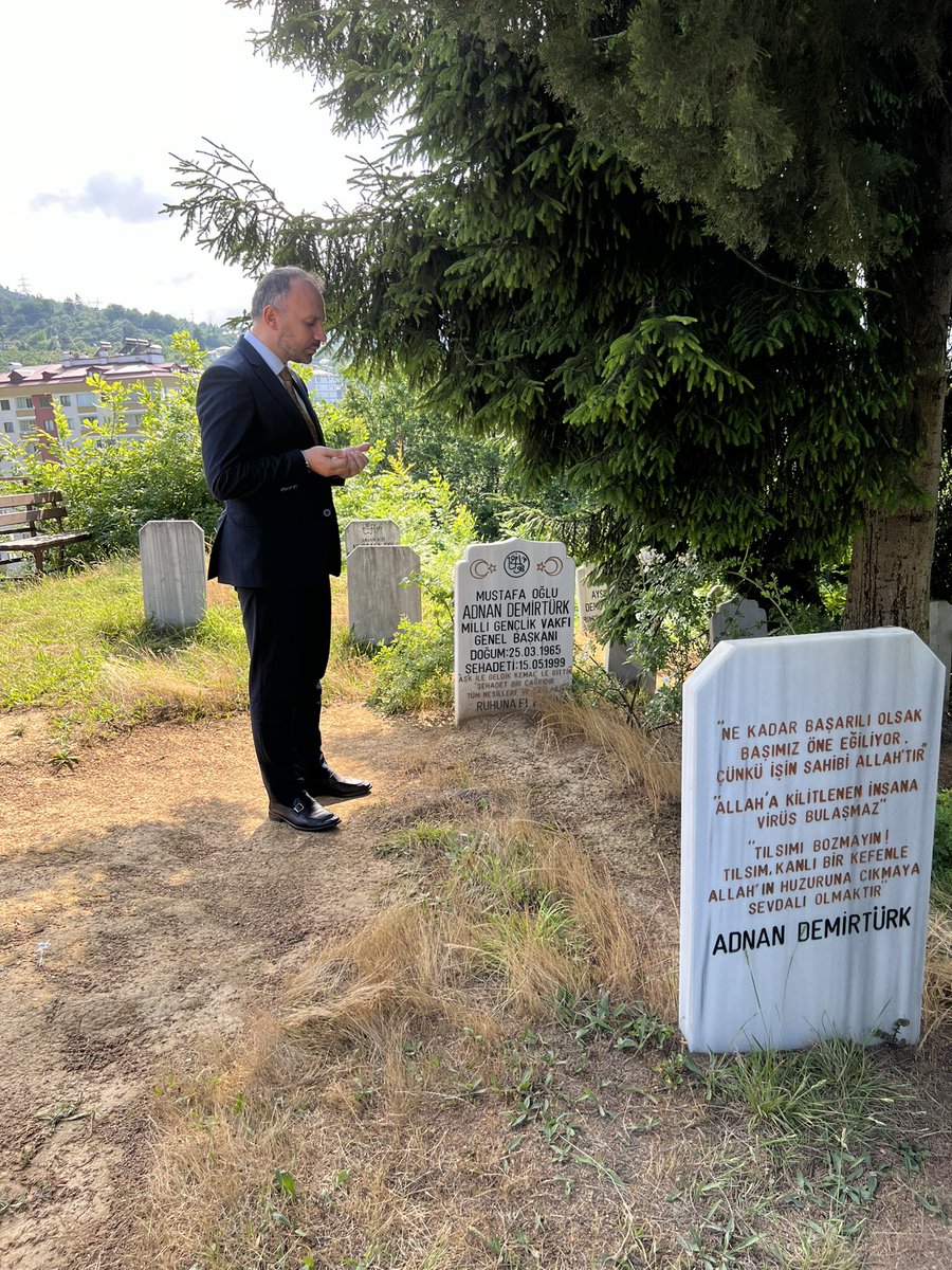 ozvatan_ahmet's tweet photo. Trabzon ziyaretimizde; 
 “Yaptıklarımızı şan, şöhret, ikbal için değil, bir gün kendisine döneceğimiz alemlerin Rabbi’nin rızasını kazanmak için yapmalıyız.” diyen Milli Gençliğin Merhum Lideri, Şehit Adnan Demirtürk abimizin kabrini ziyaret ettik. 
Cenabı Allah; aynı istikamette, aynı şuurla, aynı mücadeleyi vermeyi bizlere de nasip eylesin.