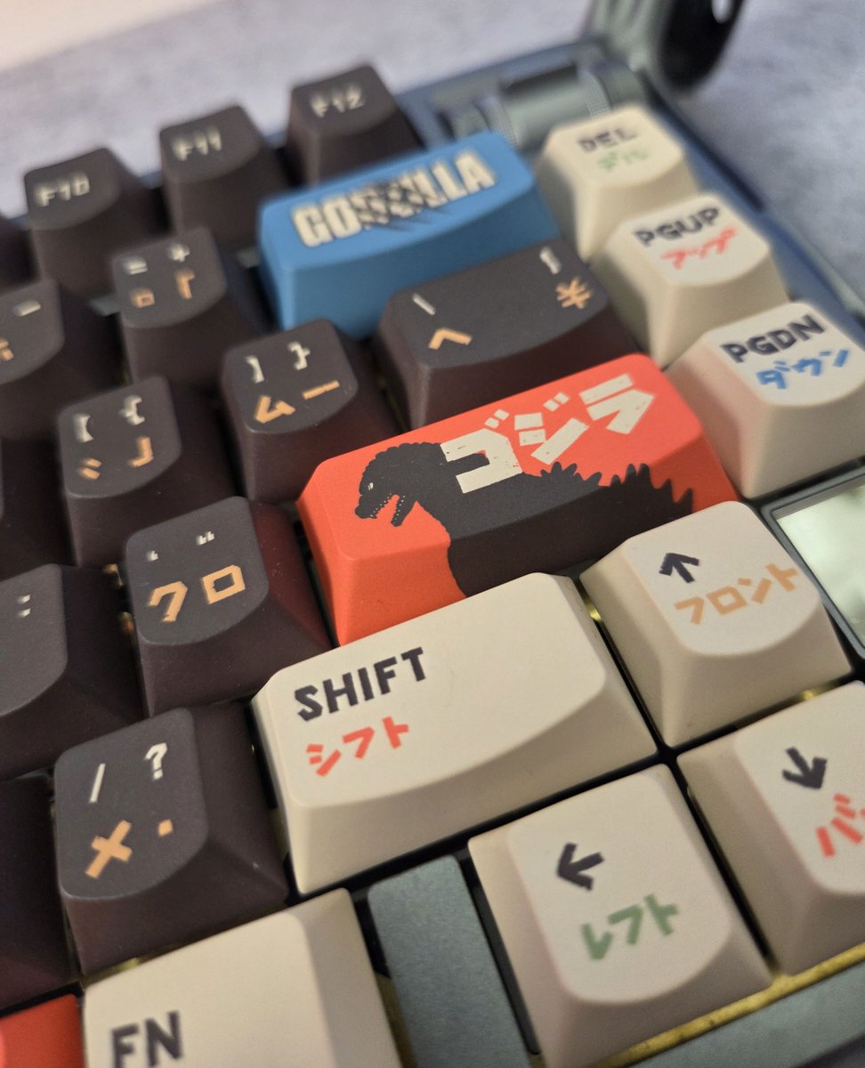 ⌨️Keyboard: GravaStar Mercury K1 Pro⁠
⌨️Keycaps: Black Classic Godzilla+ Resin Keycap⁠
⁠
📸: @dttc_reviews
🛒: keytok.com/collections/ke…