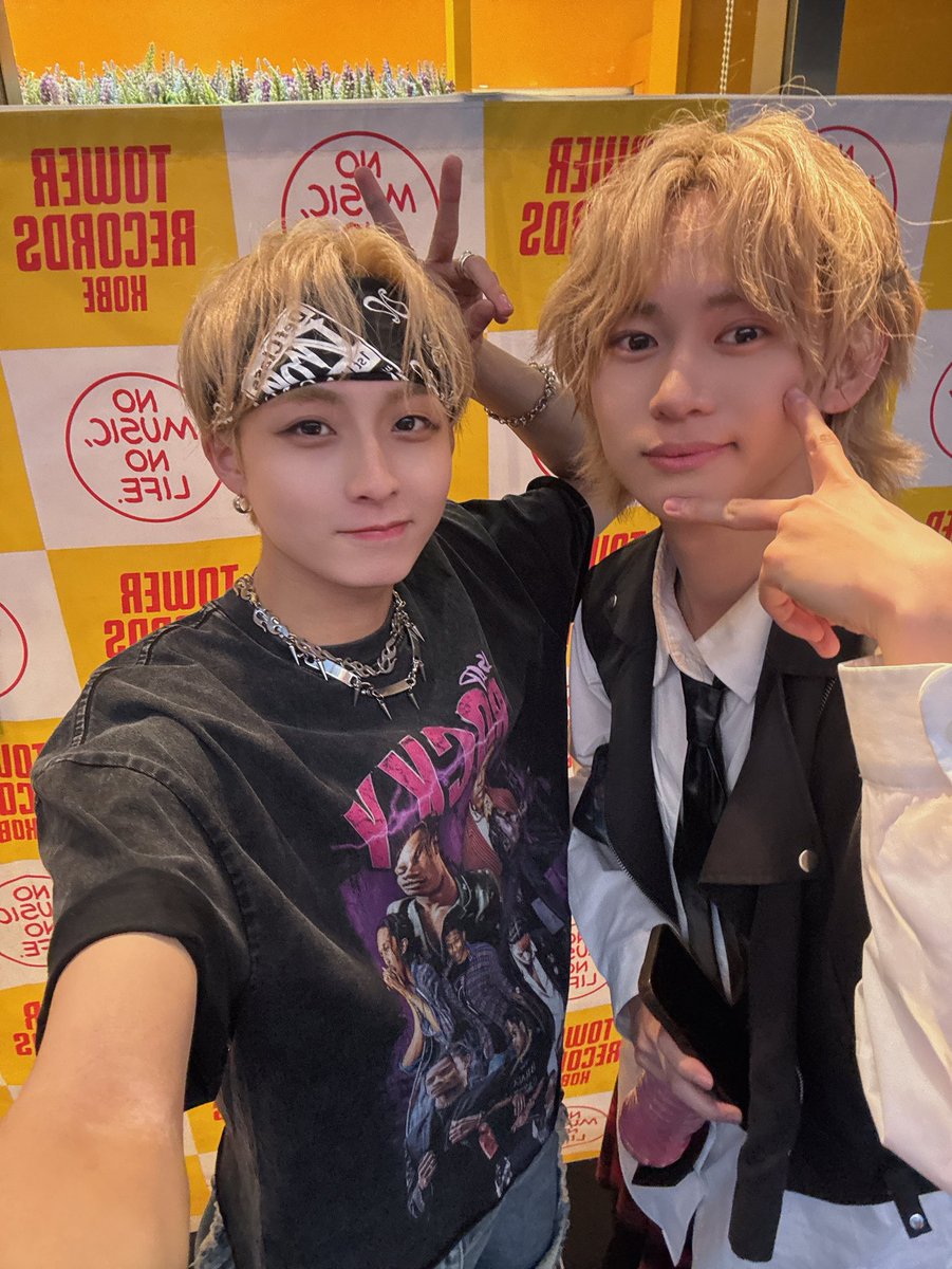 DC×JH inミント神戸

お越し頂きありがとうございました✨️
合同記念に久しぶりのWANに撮ってもらいましたぁ

みんな楽しんでくれたかな？？😼
俺はまじ楽しんでたよ調子良かったよ😼

明日は関西4Daysラスト『AKTIE』
誕生日前夜祭1番楽しみな自信ある！
お祝いに来てくれたら嬉しいよ~🫰