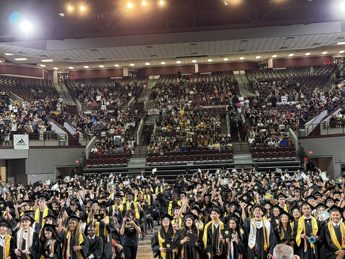 DrFavyCantu (@drfavy) on Twitter photo Congratulations to the <a href="/AldineISD/">Aldine ISD</a> 🎓 graduates 👏🏼 it’s always so heart warming to see the students as they cross the stage. ¡Felicidades! Congratulations to the <a href="/AldineISD/">Aldine ISD</a> 🎓 graduates 👏🏼 it’s always so heart warming to see the students as they cross the stage. ¡Felicidades!