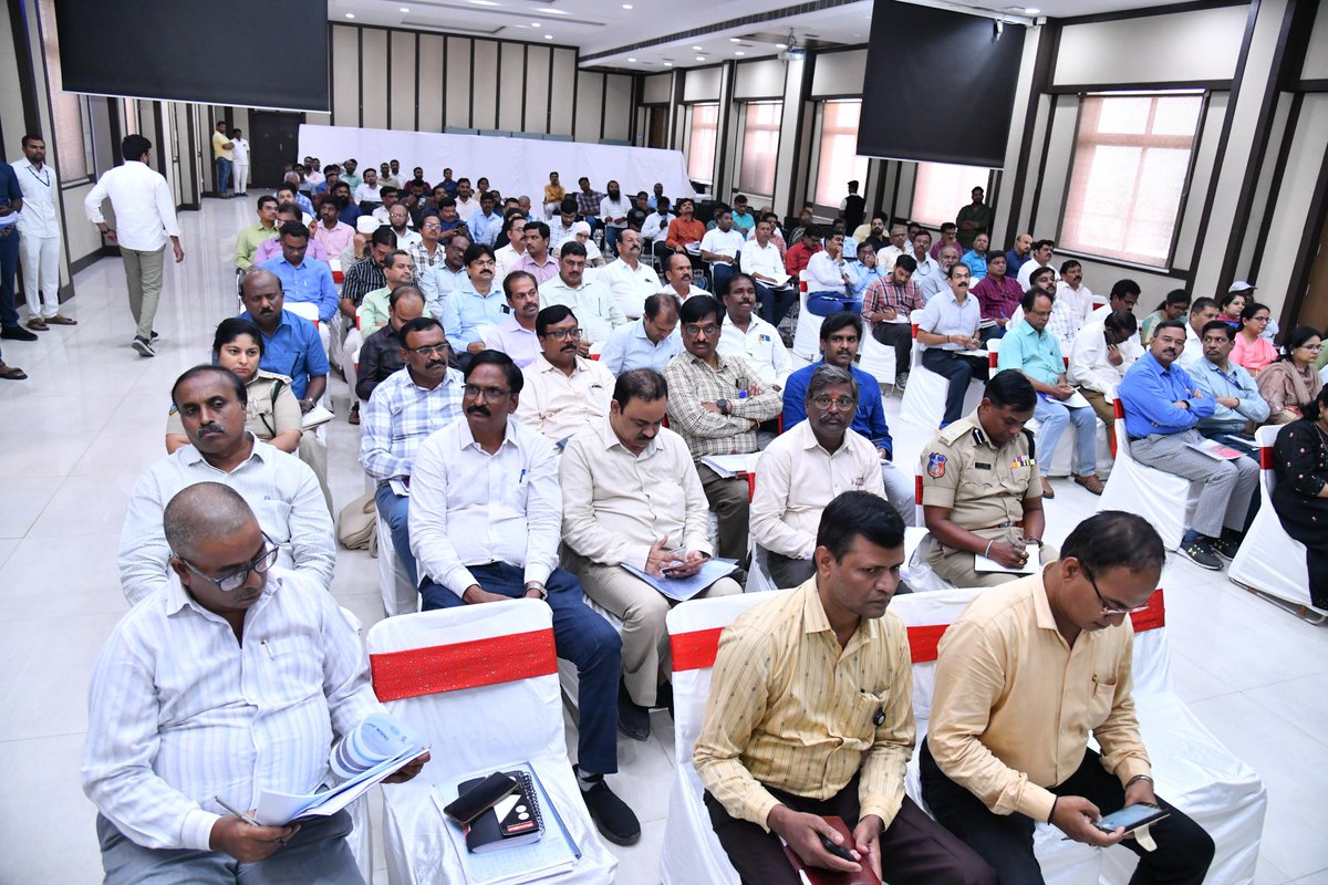 Vijayalaxmi Gadwal, GHMC MAYOR (@gadwalvijayainc) on Twitter photo Attended the Hyderabad District level review meeting chaired by District Incharge Minister Ponnam Prabhakar Garu on Govt. Flagship Programs and Developmental works at GHMC Head Office. Hon‘ble MP‘s, MLA‘s, MLC‘s, Collector, <a href="/CommissionrGHMC/">Commissioner GHMC</a>, Revenue department officials, HOD’s Attended the Hyderabad District level review meeting chaired by District Incharge Minister Ponnam Prabhakar Garu on Govt. Flagship Programs and Developmental works at GHMC Head Office. Hon‘ble MP‘s, MLA‘s, MLC‘s, Collector, <a href="/CommissionrGHMC/">Commissioner GHMC</a>, Revenue department officials, HOD’s