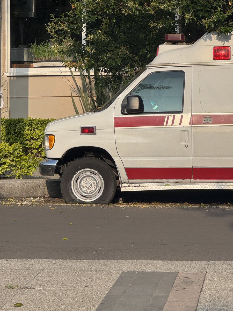 🚫 Un agandalle y una burla las ambulancias QUE NO SON DEL SECTOR SALUD PÚBLICO 🚫

Es su TALLER de reparaciones y acaparando TODOS los lugares de <a href="/ecoParq/">ecoParq</a> Calle Morelia esquina Álvaro Obregón ⚠️

<a href="/AlessandraRdlv/">Alessandra Rojo de la Vega</a> <a href="/AlcCuauhtemocMx/">Alcaldía Cuauhtémoc</a> <a href="/SSC_CDMX/">SSC CDMX</a> <a href="/RomaNorte2/">Roma Norte II</a> <a href="/PlazaRomita/">Plaza Romita</a> <a href="/pzaluiscabrera/">Plaza Luis Cabrera</a>