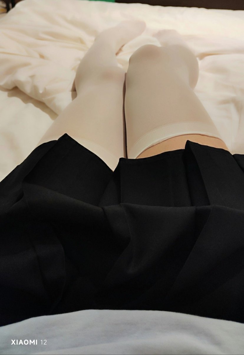 mio_lingss0's tweet photo. 拍照低手，也或许是手机的问题吧
先发点库存腿子 https://t.co/g6xaF0StwR