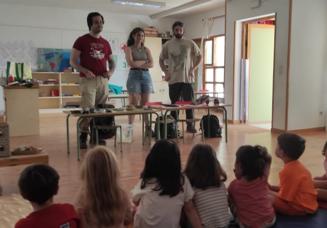 atorices_angie's tweet photo. El jueves @miresauruss , @BVisigodo y @plantidolfi6  estuvieron en el Colegio Los Peñascales en Las Rozas hablando con los más pequeños sobre #paleontología y #dinosaurios. Parece que aprendieron mucho y se lo pasaron muy bien! @geologicasUCM @unicomplutense https://t.co/sLKe4oYWZE