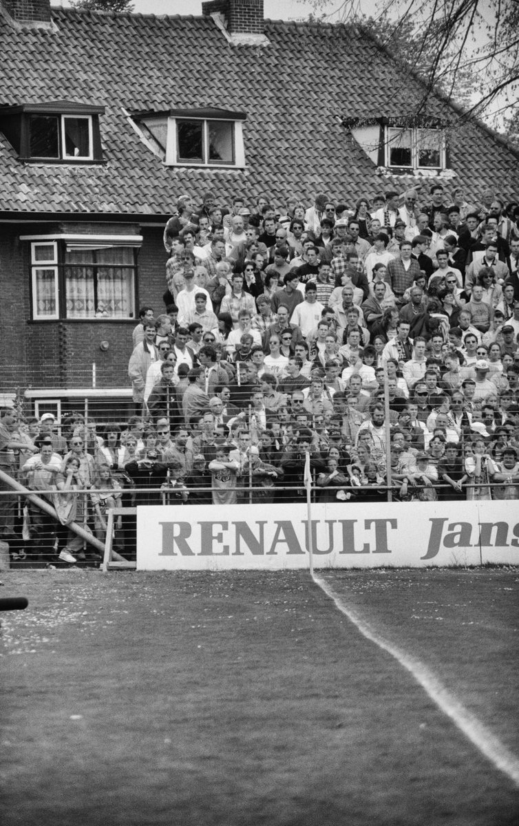 NAC beschikt vanaf 1977 in het oude stadion aan de Beatrixstraat over een zeer bijzondere Eretribune. Deze steile, twintig meter hoge dubbeldekstribune wordt gebouwd op de oude bakstenen tribune die er twintig jaar eerder is neergezet. Gekunsteld, simplistisch, maar door zijn