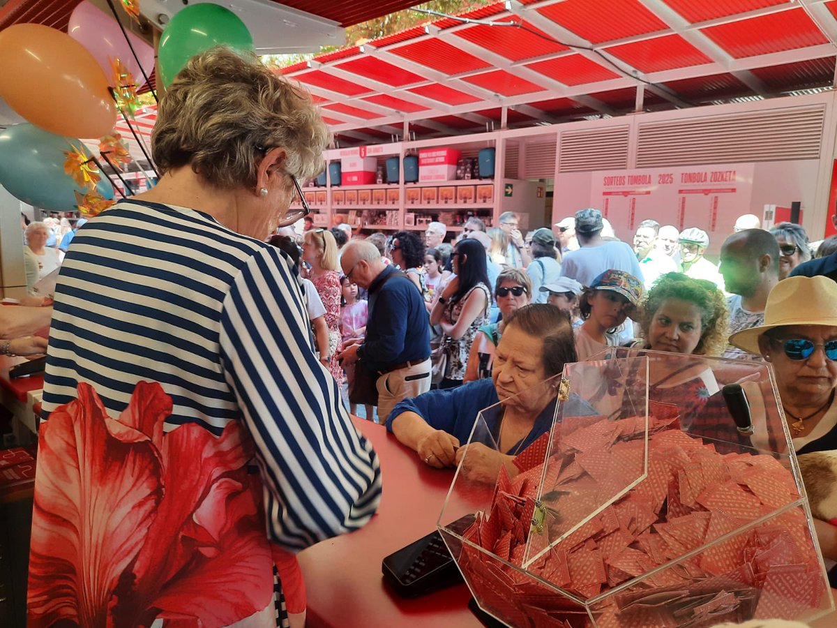 Inauguración de la Tómbola con la bendición del Arzobispo don Florencio, quien ha señalado que la Tómbola no es solo un  acto en el que compro boletos para ver qué me toca, sino que es un acto de ayuda al prójimo. "Si no vemos esto, la Tómbola perdería su esencia"