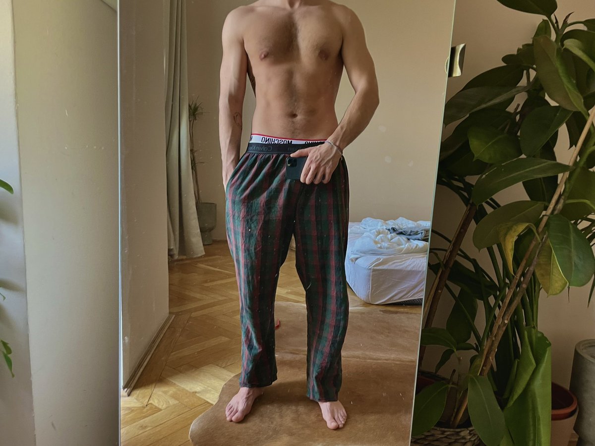 ndreo19's tweet photo. decisamente troppo caldo per il pigiama lungo ormai 😮‍💨 https://t.co/pmAAxYtAJy