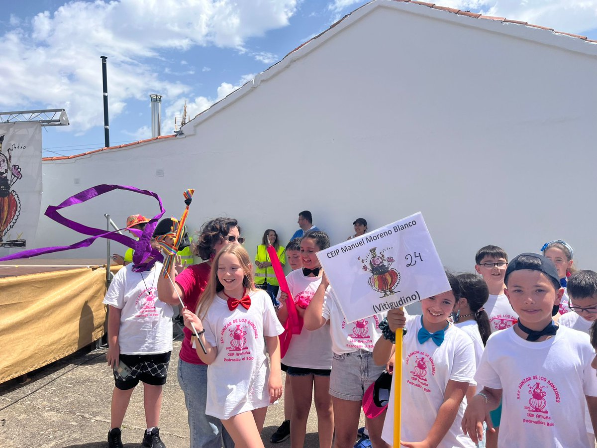 ceipmanuelmore's tweet photo. Ayer 5° de primaria participó en el XXV Danzar de los Danzares celebrado en Pedrosillo el Ralo. ¡Qué bien lo pasamos! https://t.co/GUNuf95lYL