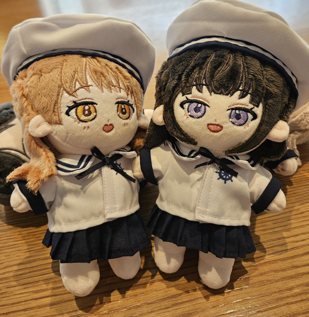 너무 귀여운 선물을 받았어요🎁 독자님께서 만들어주신 내데뷔 인형입니다🤩❣️책상위에 두고 보면서 힘내겠습니다 감사합니다🫡💕