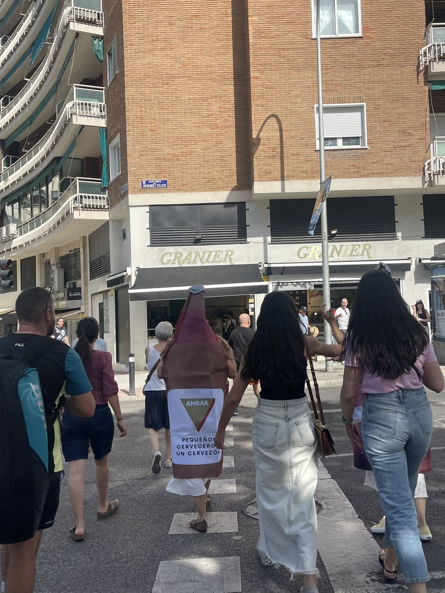 Madrid es imprevisible… una botella de <a href="/cervezasambar/">Cervezas Ambar</a> cruzando un semáforo