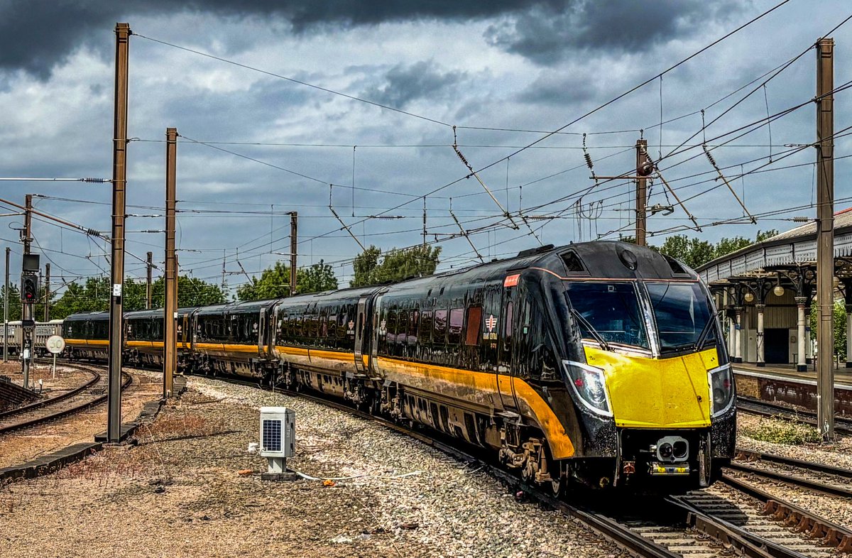 miles_chains's tweet image. Grand Central’s class 180’s appear to have had a bit of an upgrade lately. Check out those silver tape light surrounds. Classy. Still, I’m sure we’ll miss them when they’re gone! 
#Class180 #Adelante #GrandCentral #York