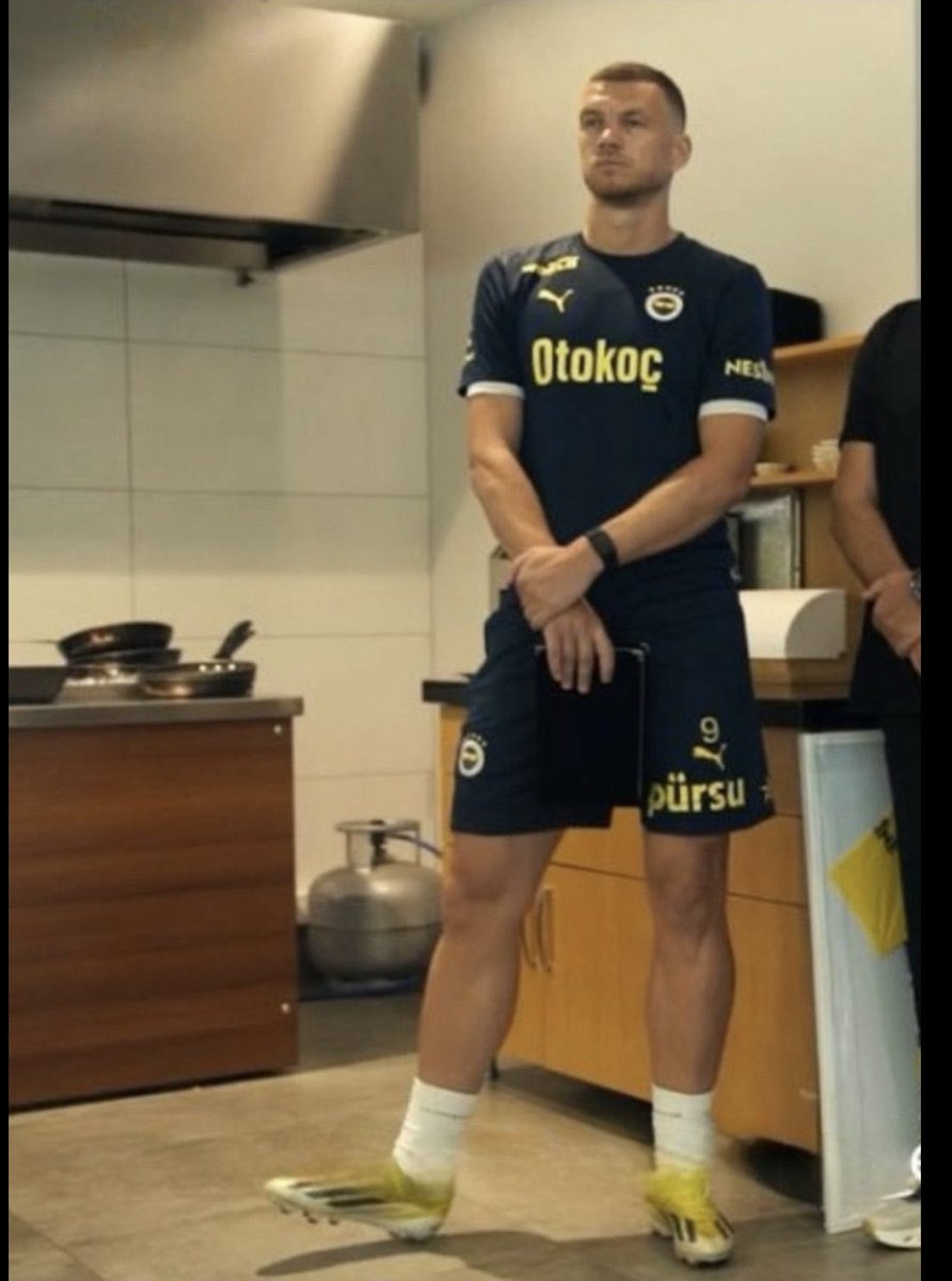 İşin daha acısı ne biliyor musunuz 

Dünya basını “Dzeko Fenerbahçe’ye veda etti” haberinde şu tüplü /tencereli / tavalı fotoyu kullanacak…
Yazık çok yazık ‼️
Ha; perde arkasında gizliden ürün yerleştirme” fikri varsa onu bilemem😉