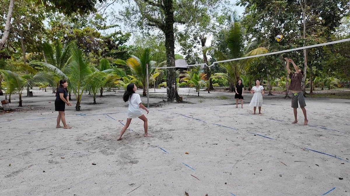 traveloka's tweet photo. Ada Maldives versi lokal.. di Indonesia 🤭
Mimin bakal spill lagi hidden gem buat inspirasi liburanmu nih, namanya ada di akhir tweet ya!

Scroll, SAVE &amp; SHARE! 💌 https://t.co/RwzG2YHWmS