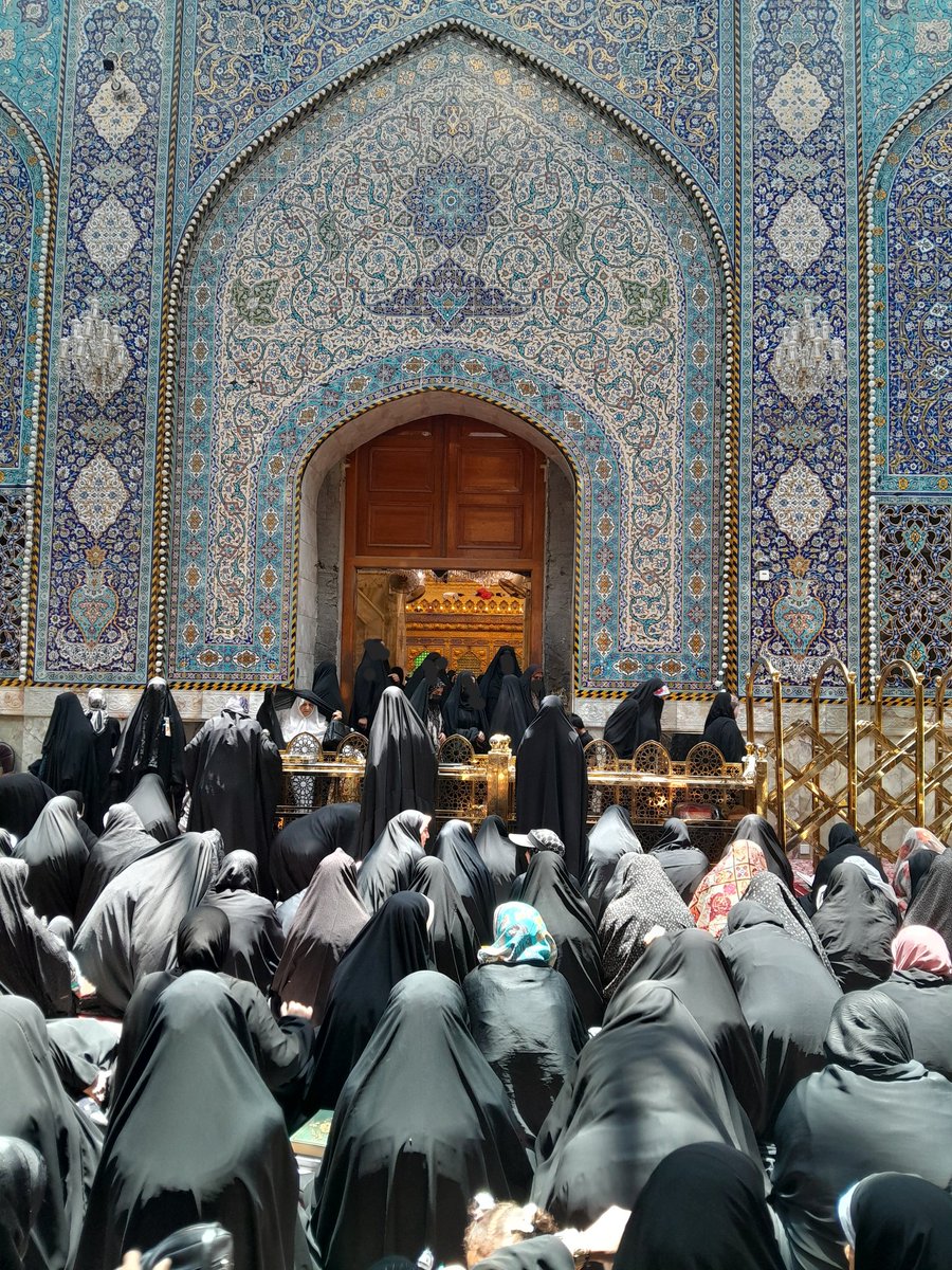 تصور کنید دارین نماز جماعت میخونید،در رکعت دوم وقتی دستتو بالا میاری برای قنوت چشمتون میفته به ضریح حضرت عباس...
این لحظه هزار بار تقدیمتون