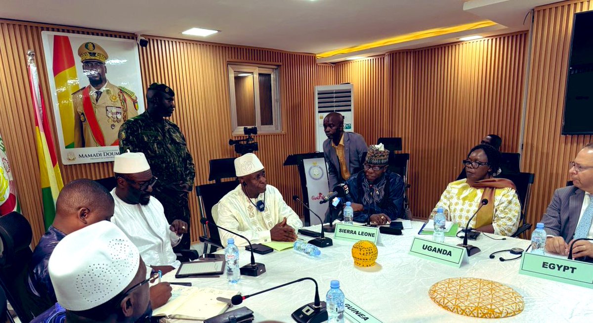 AUC_PAPS's tweet photo. From 30 -31 May 2025,  the #AU Peace &amp; Security Council, led by Amb.Harold Saffa, #PSC Chair &amp; Sierra Leone’s Perm. Rep., undertook a field mission to the Republic of Guinea Conakry to express AU solidarity w/ the ppl &amp; engage on the ongoing transition process in the country. 1/5 https://t.co/bZWPDVGTlZ