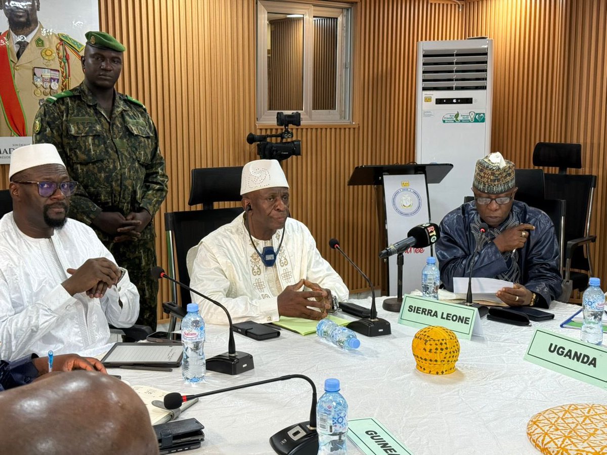 AUC_PAPS's tweet photo. From 30 -31 May 2025,  the #AU Peace &amp; Security Council, led by Amb.Harold Saffa, #PSC Chair &amp; Sierra Leone’s Perm. Rep., undertook a field mission to the Republic of Guinea Conakry to express AU solidarity w/ the ppl &amp; engage on the ongoing transition process in the country. 1/5 https://t.co/bZWPDVGTlZ