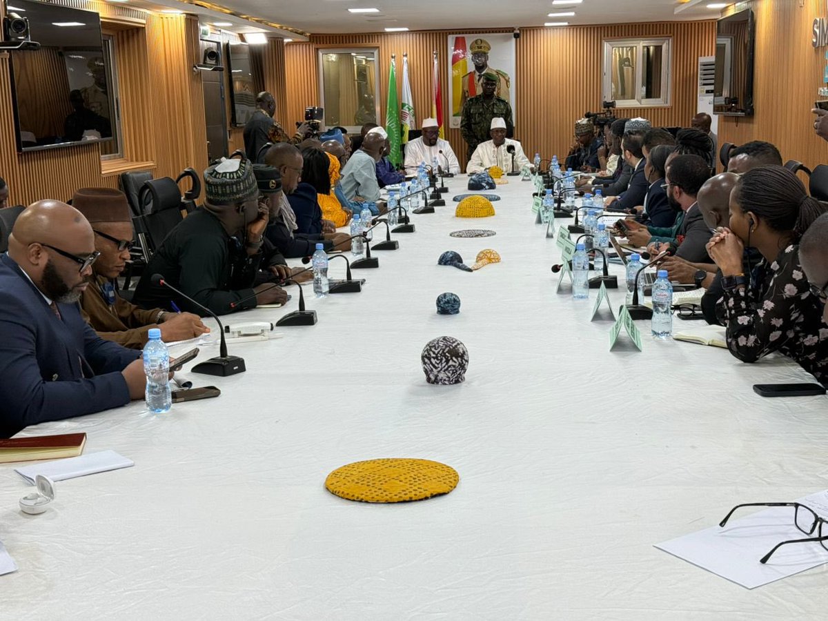 AUC_PAPS's tweet photo. From 30 -31 May 2025,  the #AU Peace &amp; Security Council, led by Amb.Harold Saffa, #PSC Chair &amp; Sierra Leone’s Perm. Rep., undertook a field mission to the Republic of Guinea Conakry to express AU solidarity w/ the ppl &amp; engage on the ongoing transition process in the country. 1/5 https://t.co/bZWPDVGTlZ