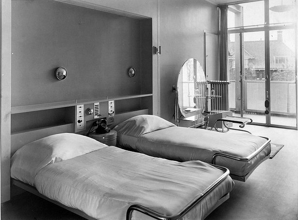 #100x100MasterHouses
Jan Brinkman y C. van der Vlugt: Casa van der Leeuw (Róterdam. 1929). 

Proyectada para el industrial Cees van der Leeuw por los mismos que ya le habían construido su mítica Fábrica Van Nelle, es una maravilla que contaba hasta con una "domótica" pionera.