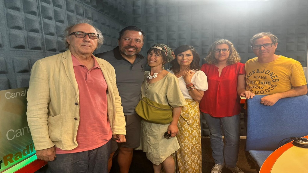 Gente de Andalucía (@genteandalucia) on Twitter photo 'El rey que fue', Els Joglars en el <a href="/CartujaCenter/">Cartuja Center CITE</a> 🎭
🎙️Los actores Ramón Fontseré y Dolors Tuneu de <a href="/Joglars/">Joglars</a> vienen al estudio de <a href="/CanalSurRadio/">Canal Sur Radio</a> para contárnoslo todo sobre esta obra
🗣️<a href="/PepeDaRosa1/">Pepe Da-Rosa</a> <a href="/AnaCarvajalMore/">Ana Carvajal Moreno</a> 📻
👉 canalsur.es/multimedia.htm… 👈 'El rey que fue', Els Joglars en el <a href="/CartujaCenter/">Cartuja Center CITE</a> 🎭
🎙️Los actores Ramón Fontseré y Dolors Tuneu de <a href="/Joglars/">Joglars</a> vienen al estudio de <a href="/CanalSurRadio/">Canal Sur Radio</a> para contárnoslo todo sobre esta obra
🗣️<a href="/PepeDaRosa1/">Pepe Da-Rosa</a> <a href="/AnaCarvajalMore/">Ana Carvajal Moreno</a> 📻
👉 canalsur.es/multimedia.htm… 👈